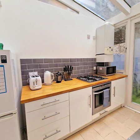 Appartamento Beautiful Hyde Park Flat By Lancaster Gate Station With Private Back Patio Londra Esterno foto