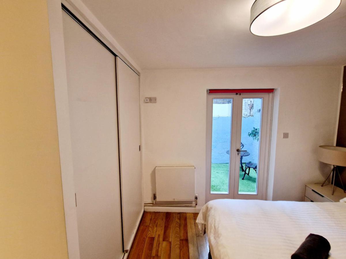 Appartamento Beautiful Hyde Park Flat By Lancaster Gate Station With Private Back Patio Londra Esterno foto