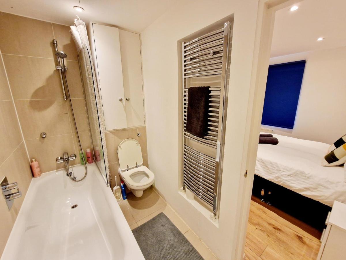 Appartamento Beautiful Hyde Park Flat By Lancaster Gate Station With Private Back Patio Londra Esterno foto